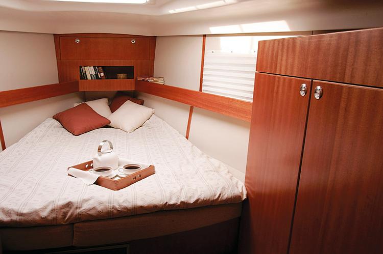 Jump aboard this beautiful Elan Marine Elan 434 Impression