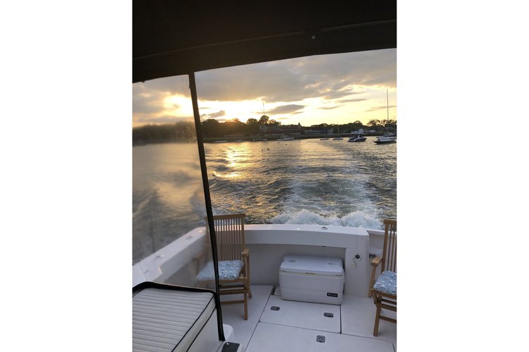 Discover Mamaroneck surroundings on this Pilot 34 Mainship boat