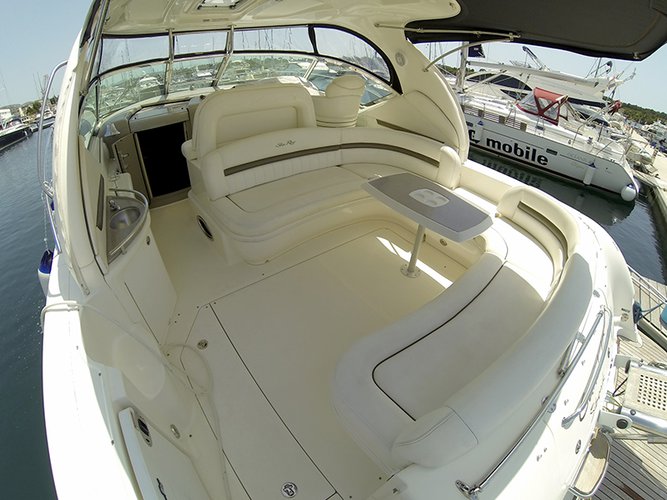 Discover  surroundings on this Sea Ray 455 Sea Ray Boats boat