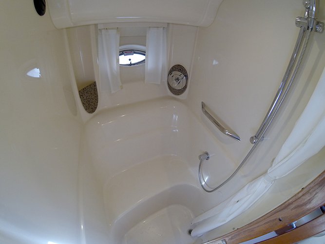 This 45.0' Sea Ray Boats cand take up to 6 passengers around 