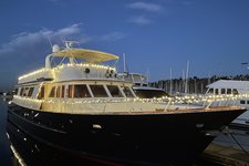 Discover Seattle's Washington USA in style boating on this Motor Yacht rental