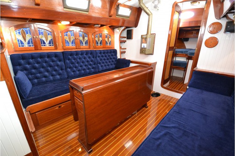 This 50.0' Cherubini cand take up to 6 passengers around Hoboken