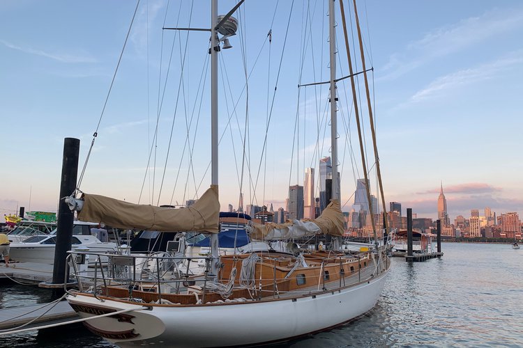 Classic boat for rent in Hoboken