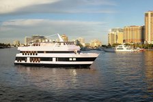 Dine & Wine in Florida onvoard this splendid motor yacht