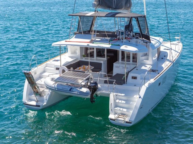 Beautiful Lagoon Lagoon 450 Fly ideal for sailing and fun in the sun!