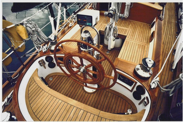 This 50.0' Cherubini cand take up to 6 passengers around Hoboken