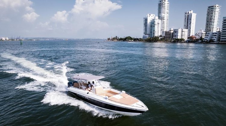 Discover CARTAGENA DE INDIAS surroundings on this Bravo 38 ed Eduardoño boat