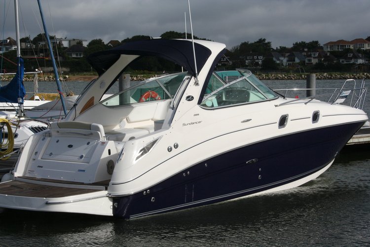 Discover Southampton surroundings on this Sea Ray 305 Sundancer Sea Ray Boats boat