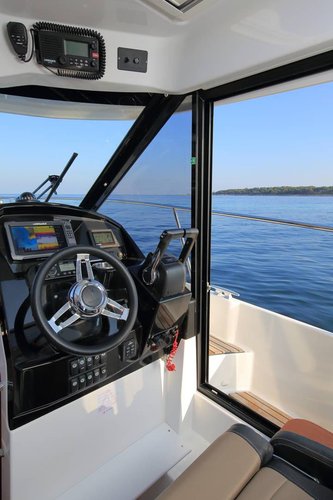 This 29.2' Jeanneau cand take up to 6 passengers around Sukošan
