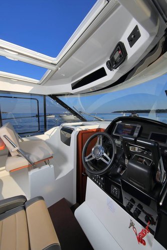 Up to 6 persons can enjoy a ride on this Jeanneau boat