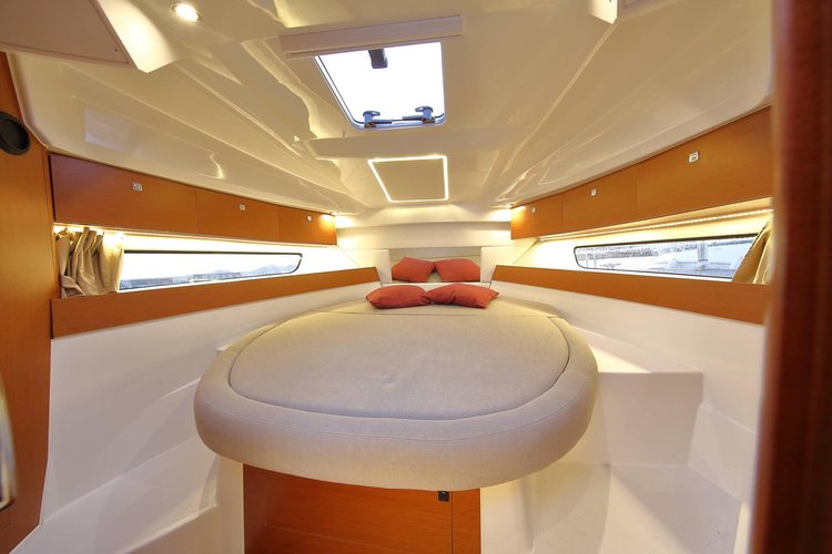 Jeanneau boat for rent in Sukošan