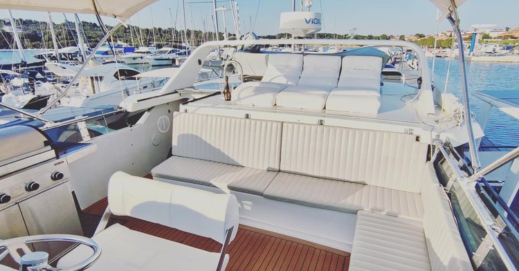This 45.9'  cand take up to 14 passengers around Pula