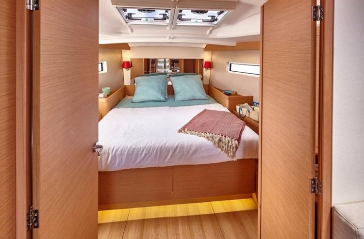 Discover Dènia surroundings on this Sun Odyssey 440 Jeanneau boat