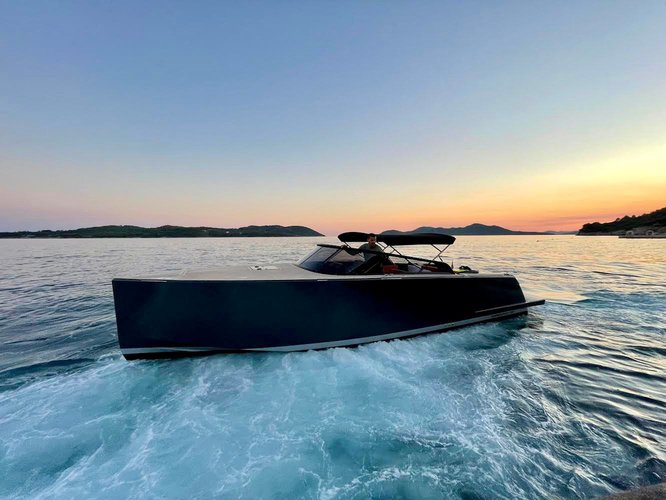 Beautiful motor boat for rent, ideal for fun in the sun