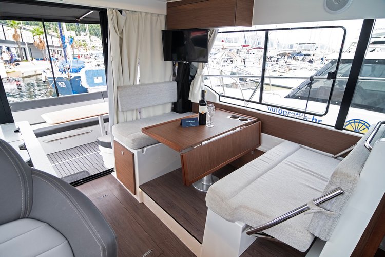 This 34.4' Jeanneau cand take up to 8 passengers around Split