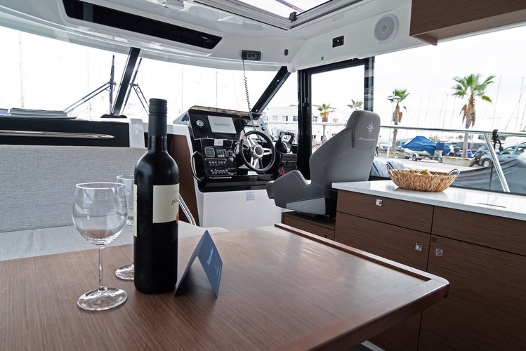 This 34.4' Jeanneau cand take up to 8 passengers around Split