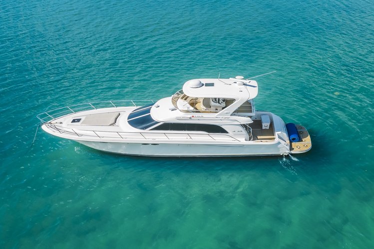 Affordable and luxurious Sea Ray Yacht Through the Heart Of Miami and Star island