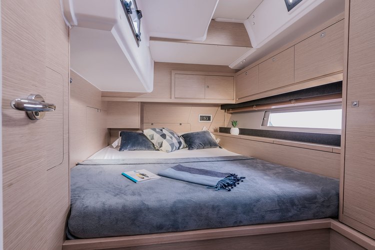 Monohull boat rental in Alimos Marina, Greece