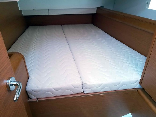This 43.8' Jeanneau cand take up to 10 passengers around Campania