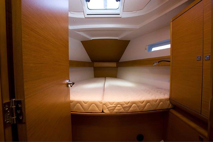 Up to 10 persons can enjoy a ride on this Jeanneau boat