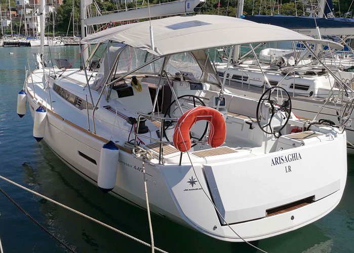 Jeanneau's 43.8 feet in Campania