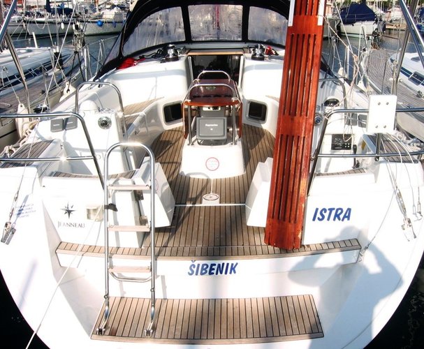 Enjoy luxury and comfort on this Jeanneau Sun Odyssey 44i in Šibenik region