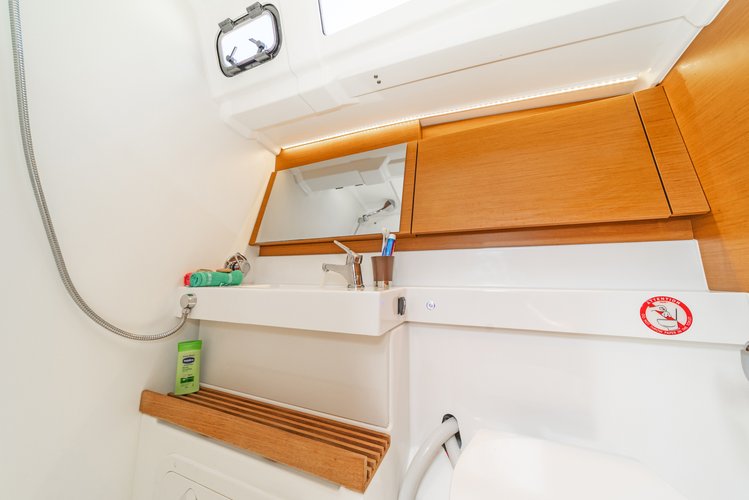 Discover Skiathos/Sporades, Volos surroundings on this Sun Odyssey 490 - 5 + 1 cab. Jeanneau boat