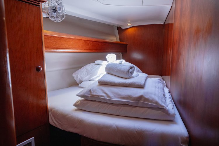 Up to 10 persons can enjoy a ride on this Jeanneau boat