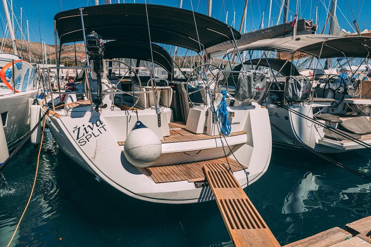 Discover Seget Donji surroundings on this Sun Odyssey 49 Jeanneau boat