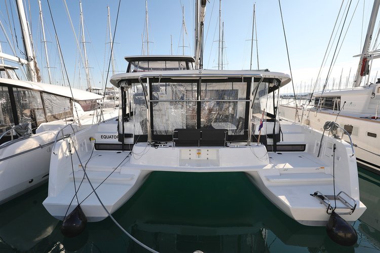Climb aboard this Lagoon-Bénéteau Lagoon 42 - 4 + 2 cab. for an unforgettable experience