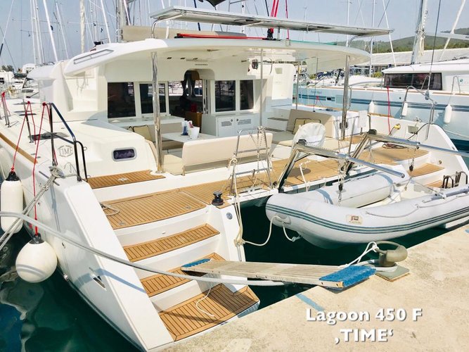 Sail the beautiful waters of Zadar region on this cozy Lagoon-Bénéteau Lagoon 450 - 4 + 2 cab.