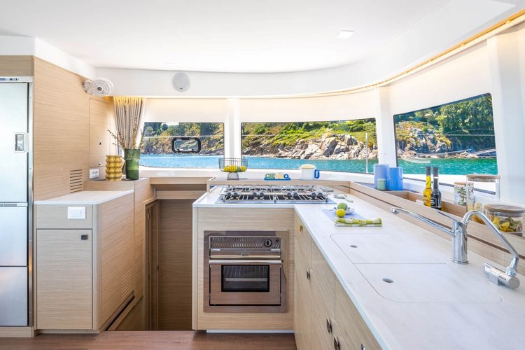 Discover Tuscany surroundings on this Lagoon 43 - 3 cab. Lagoon-Bénéteau boat