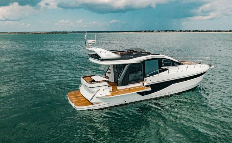 Discover St Petersburg surroundings on this 470 Skydeck Custom boat