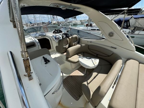 Up to 9 persons can enjoy a ride on this Cruiser boat