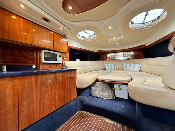 Discover golfe juan surroundings on this Endurance 41 Cranchi boat