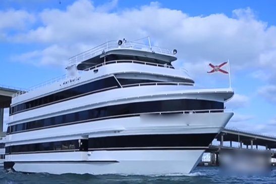 Discover Hollywood surroundings on this Custom Custom boat