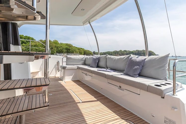 This 44.0' Fountaine Pajot cand take up to 12 passengers around St Petersburg
