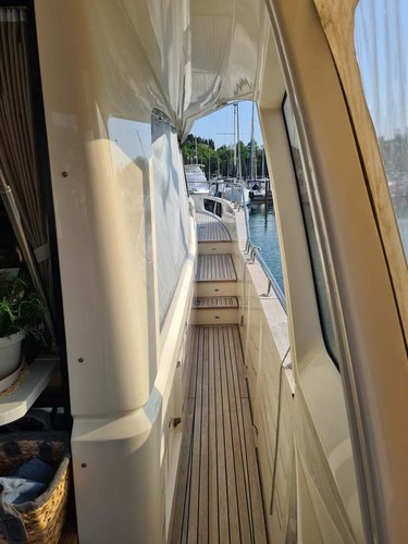 This 52.4' Greenline Yachts cand take up to 6 passengers around Primorska 