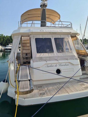 This 52.4' Greenline Yachts cand take up to 6 passengers around Primorska 