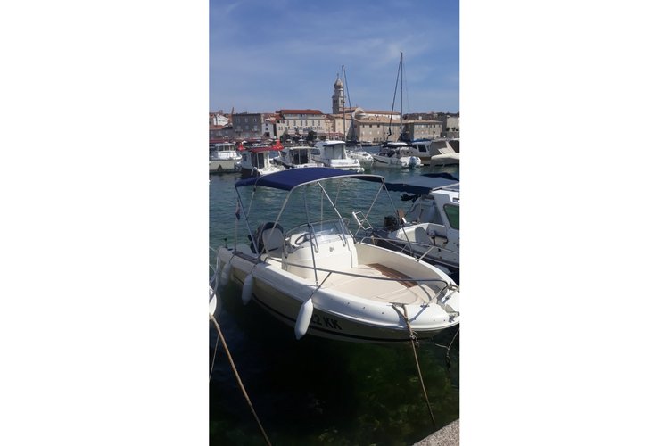 Up to 6 persons can enjoy a ride on this Jeanneau boat