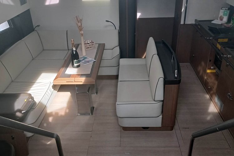 This 62.6' Bénéteau cand take up to 10 passengers around Athens area/Saronic/Peloponese