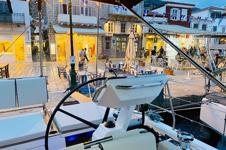Discover Athens area/Saronic/Peloponese surroundings on this Oceanis Yacht 62 - 4 + 1	 Bénéteau boat