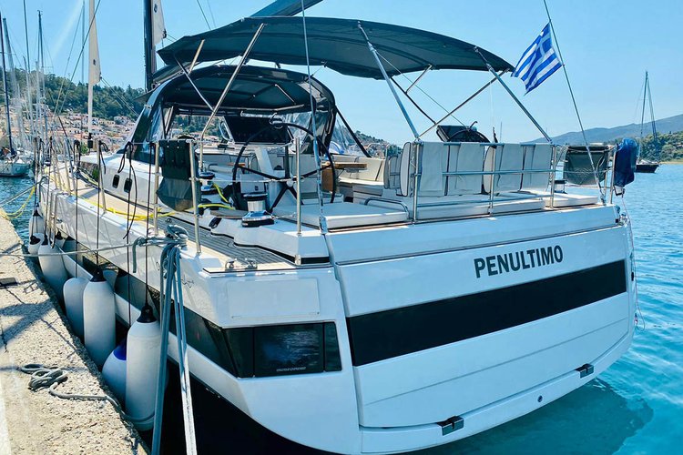 This 62.6' Bénéteau cand take up to 10 passengers around Athens area/Saronic/Peloponese