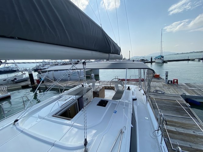 This 47.6' Bavaria Yachtbau cand take up to 10 passengers around Phuket