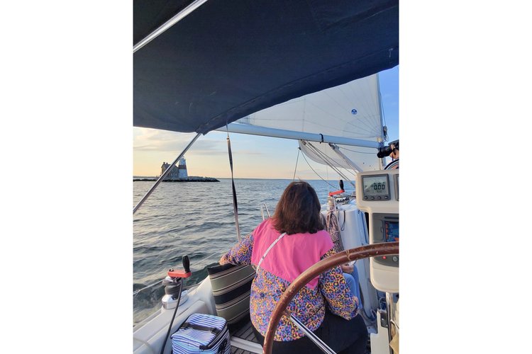 This 34.0' Beneteau cand take up to 6 passengers around Port Washington
