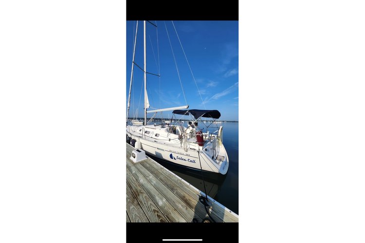 Discover Port Washington surroundings on this Oceanis 343 Beneteau boat