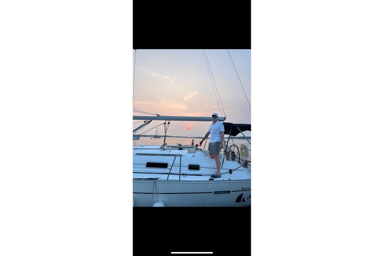 This 34.0' Beneteau cand take up to 6 passengers around Port Washington