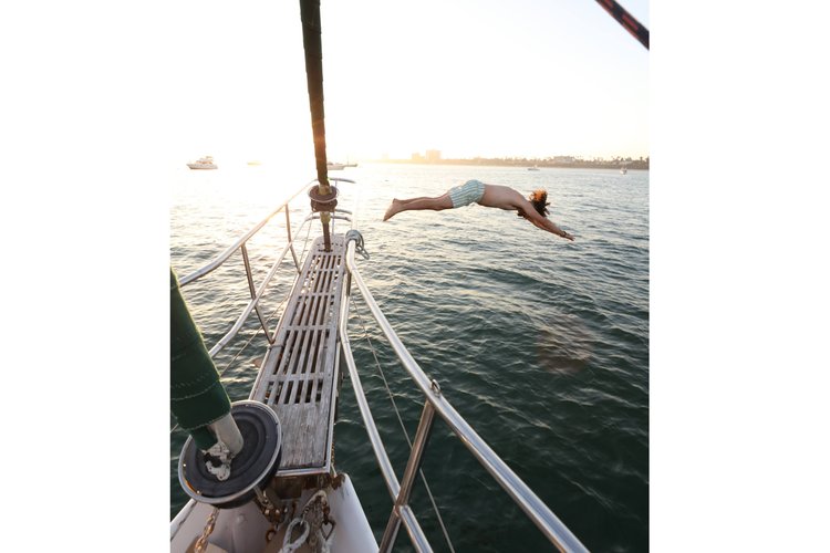 Up to 12 persons can enjoy a ride on this Schooner boat