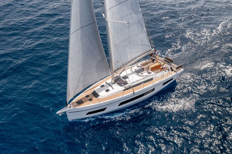 This sailboat charter is perfect to enjoy Provence-Alpes-Côte d'Azur