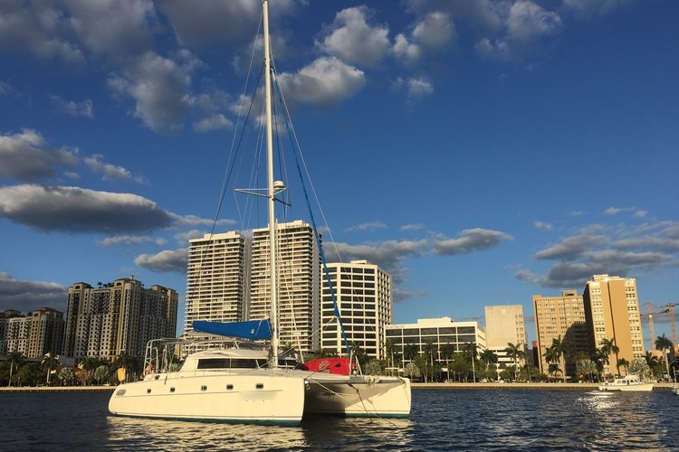 Discover West Palm Beach surroundings on this Venezia Fountaine Pajot boat